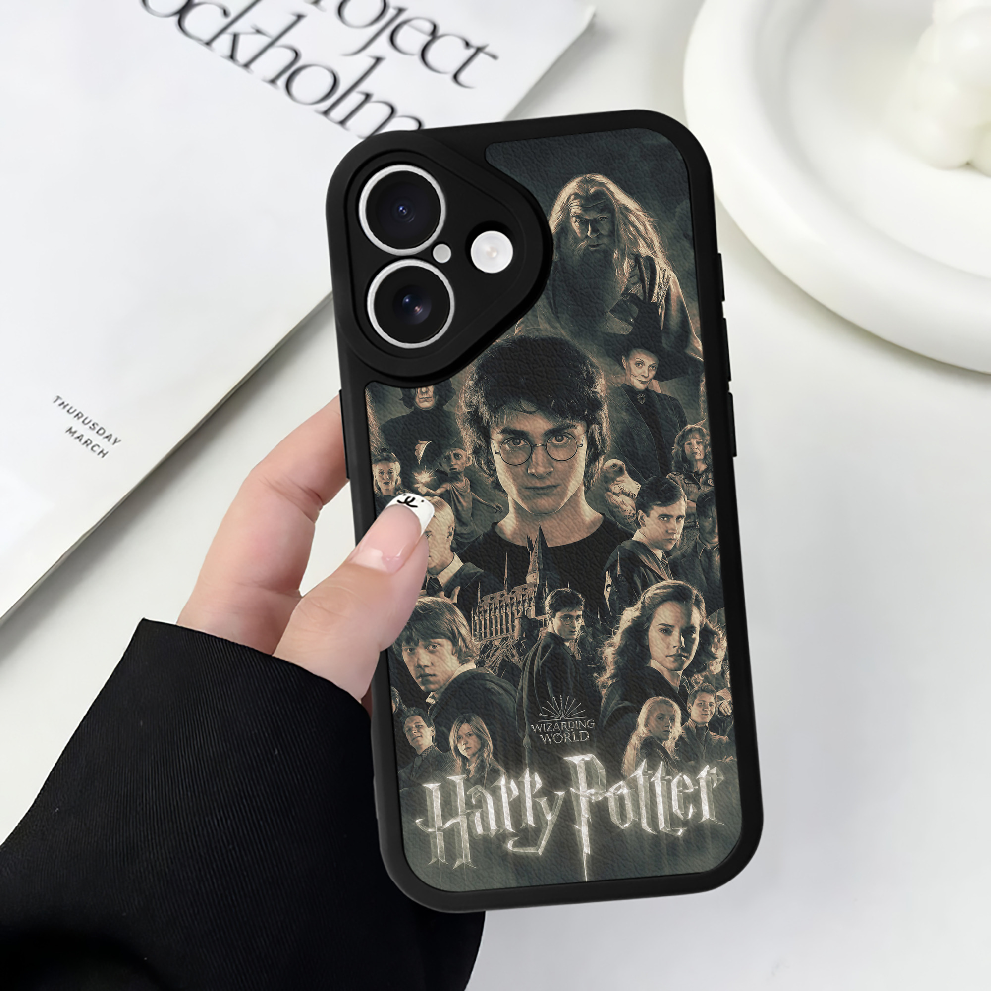 （画像用） Harry Potter ハリー・ポッターシリーズ 【iPhone 16シリーズ対応】シリコンスマホケース（レザー調） 材質：シリコン